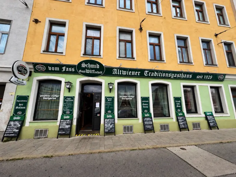 Fassade der Gastwirtschaft Schmid mit dem Schild „Altwiener Traditionsgasthaus seit 1928“